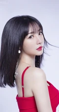 柳岩肩带连衣红裙气质柔美写真图片，头发柔顺，皮肤白皙