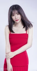 柳岩肩带连衣红裙气质柔美写真图片，头发柔顺，皮肤白皙