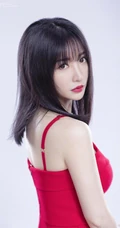 柳岩肩带连衣红裙气质柔美写真图片，头发柔顺，皮肤白皙