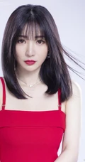 柳岩肩带连衣红裙气质柔美写真图片，头发柔顺，皮肤白皙