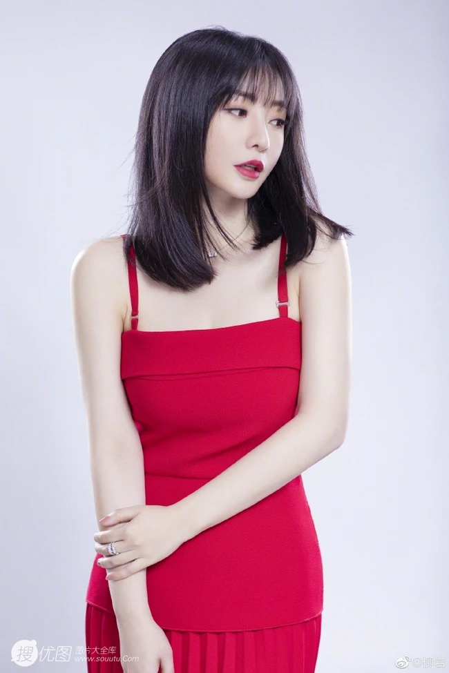 柳岩肩带连衣红裙气质柔美写真图片，头发柔顺，皮肤白皙
