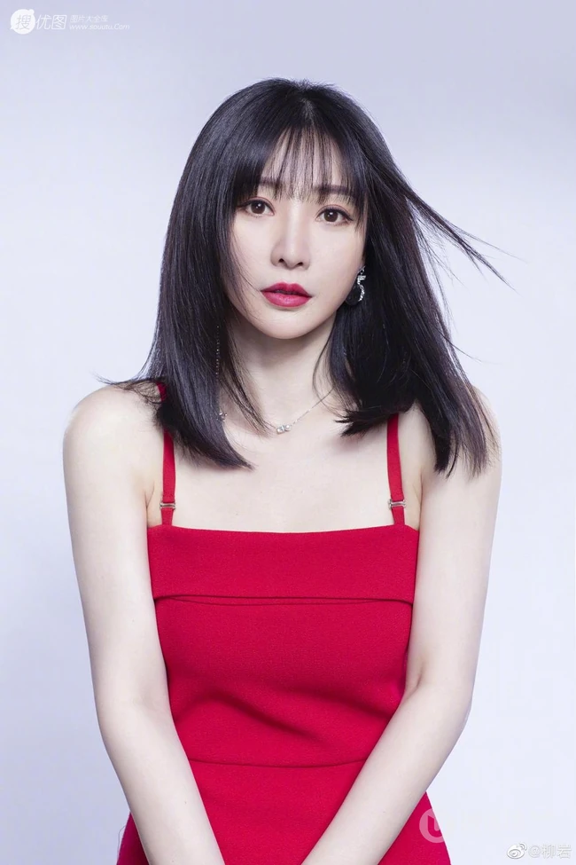 柳岩肩带连衣红裙气质柔美写真图片，头发柔顺，皮肤白皙