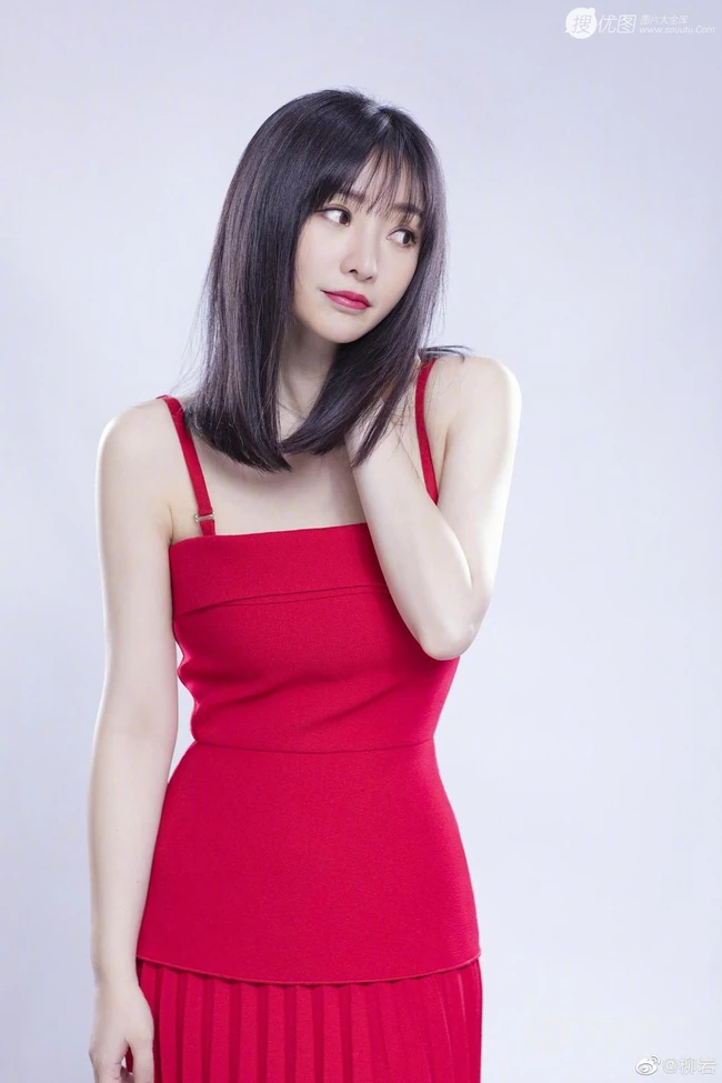 柳岩肩带连衣红裙气质柔美写真图片，头发柔顺，皮肤白皙