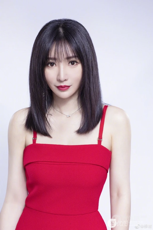 柳岩肩带连衣红裙气质柔美写真图片，头发柔顺，皮肤白皙