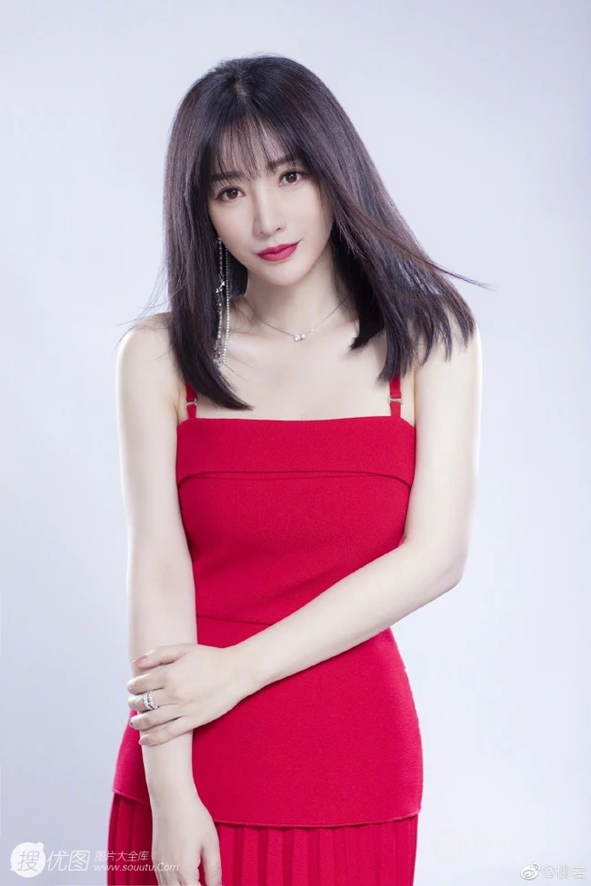 柳岩肩带连衣红裙气质柔美写真图片，头发柔顺，皮肤白皙