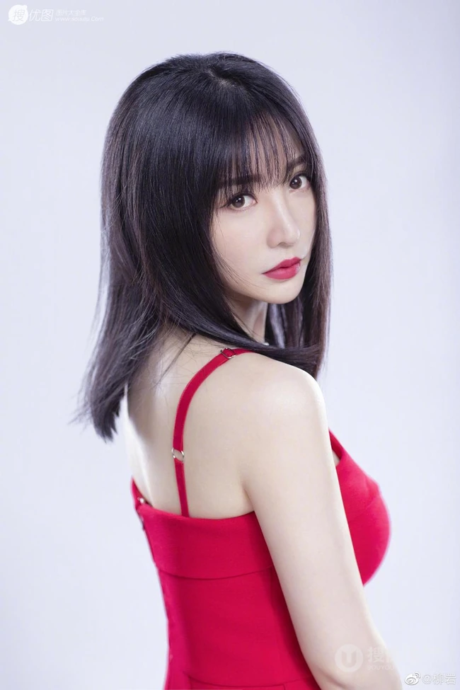 柳岩肩带连衣红裙气质柔美写真图片，头发柔顺，皮肤白皙