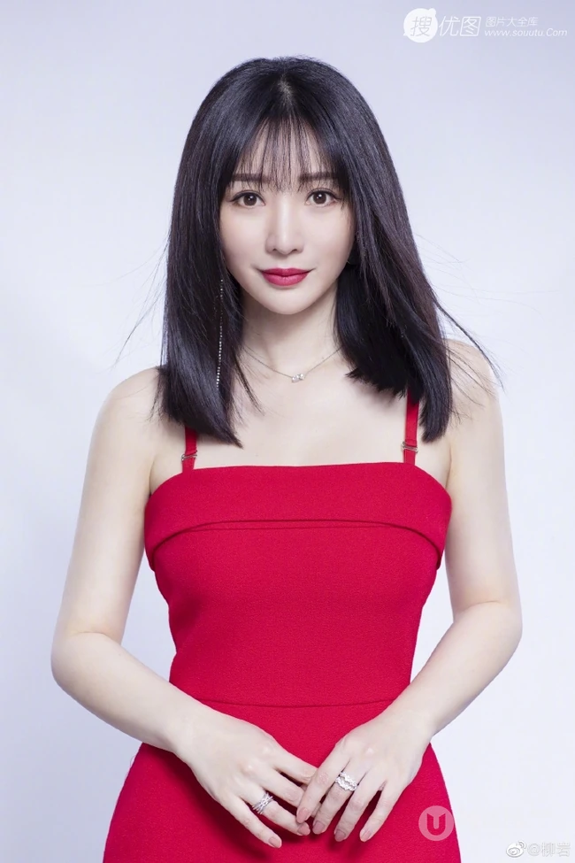 柳岩肩带连衣红裙气质柔美写真图片，头发柔顺，皮肤白皙