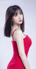 柳岩肩带连衣红裙气质柔美写真图片，头发柔顺，皮肤白皙