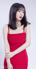 柳岩肩带连衣红裙气质柔美写真图片，头发柔顺，皮肤白皙