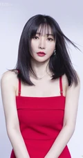 柳岩肩带连衣红裙气质柔美写真图片，头发柔顺，皮肤白皙