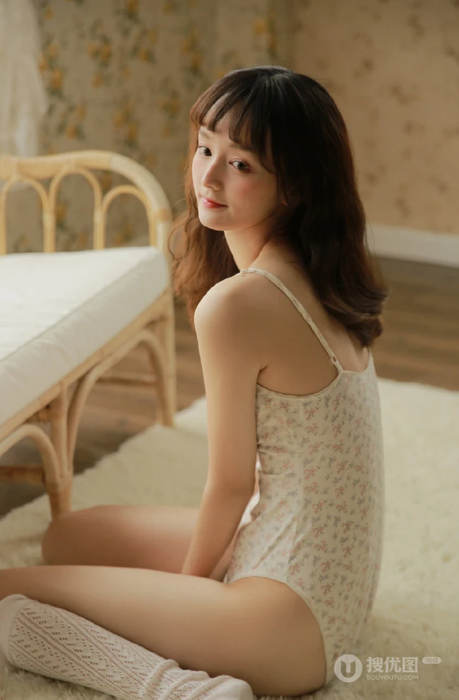 超瘦身材气质女生小碎花肩带连体衣藤椅沙发唯美写真图片