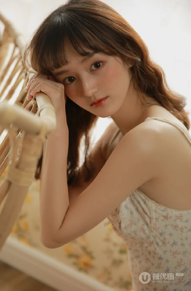 超瘦身材气质女生小碎花肩带连体衣藤椅沙发唯美写真图片