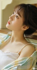大眼萌可爱丸子头女生十字纹衬衣背心牛仔热裤清新居家写真图片