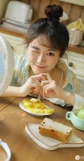 大眼萌可爱丸子头女生十字纹衬衣背心牛仔热裤清新居家写真图片