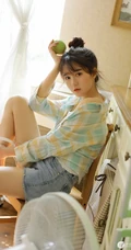 大眼萌可爱丸子头女生十字纹衬衣背心牛仔热裤清新居家写真图片