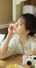 大眼萌可爱丸子头女生十字纹衬衣背心牛仔热裤清新居家写真图片