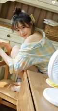 大眼萌可爱丸子头女生十字纹衬衣背心牛仔热裤清新居家写真图片