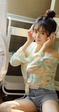大眼萌可爱丸子头女生十字纹衬衣背心牛仔热裤清新居家写真图片