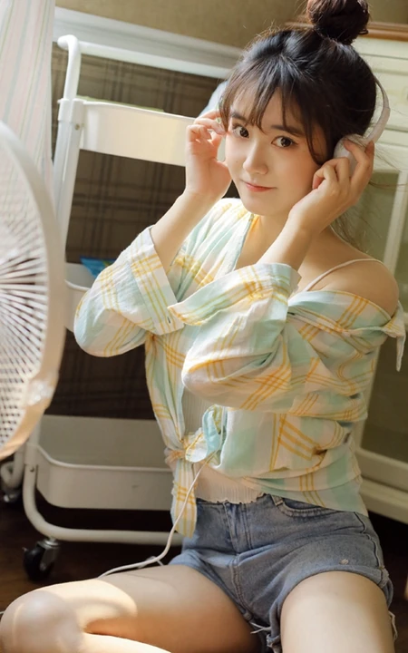 大眼萌可爱丸子头女生十字纹衬衣背心牛仔热裤清新居家写真图片