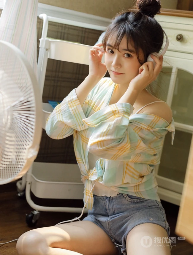 大眼萌可爱丸子头女生十字纹衬衣背心牛仔热裤清新居家写真图片