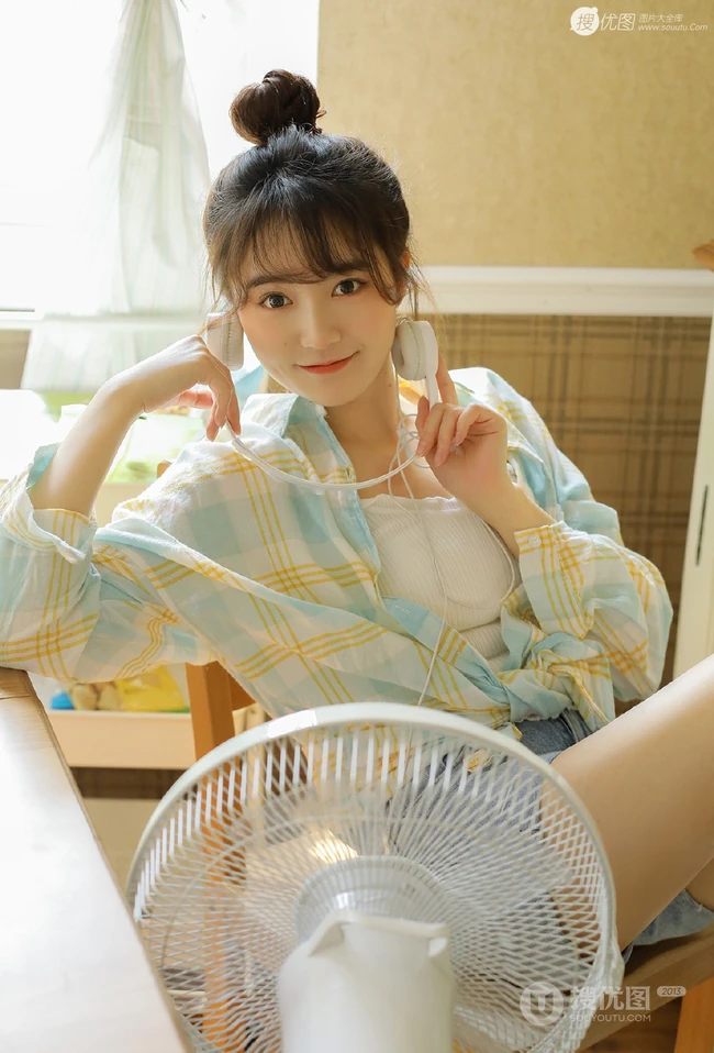 大眼萌可爱丸子头女生十字纹衬衣背心牛仔热裤清新居家写真图片