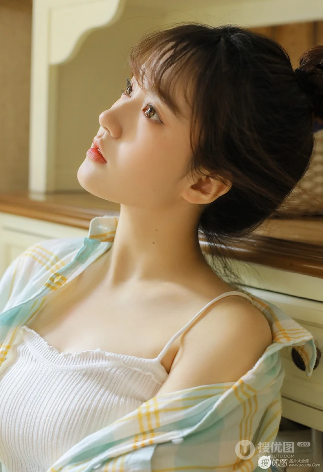 大眼萌可爱丸子头女生十字纹衬衣背心牛仔热裤清新居家写真图片