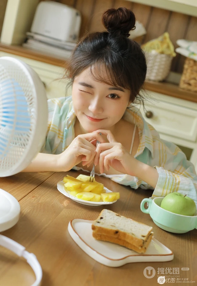 大眼萌可爱丸子头女生十字纹衬衣背心牛仔热裤清新居家写真图片