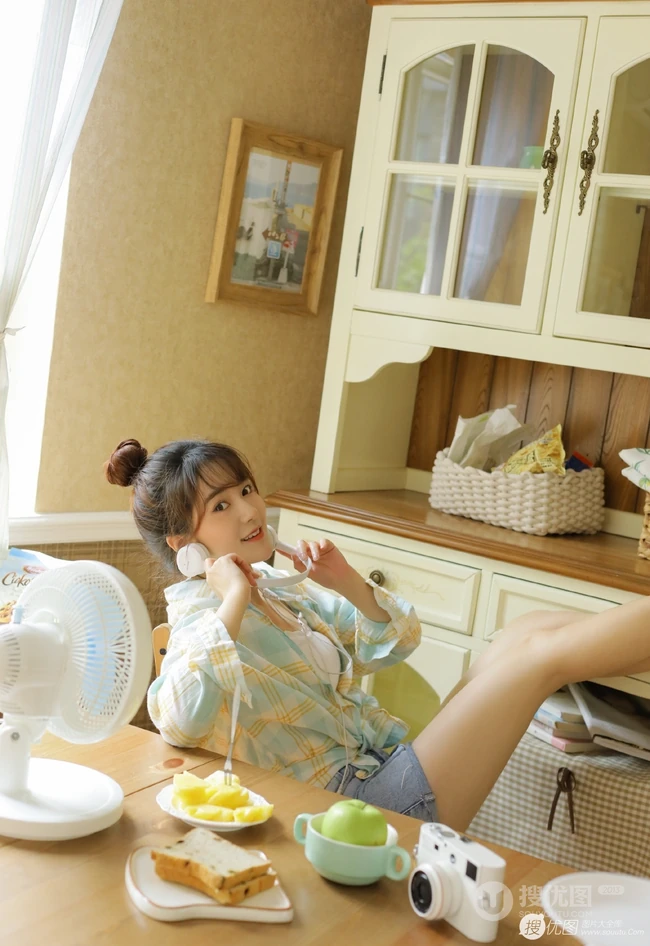 大眼萌可爱丸子头女生十字纹衬衣背心牛仔热裤清新居家写真图片