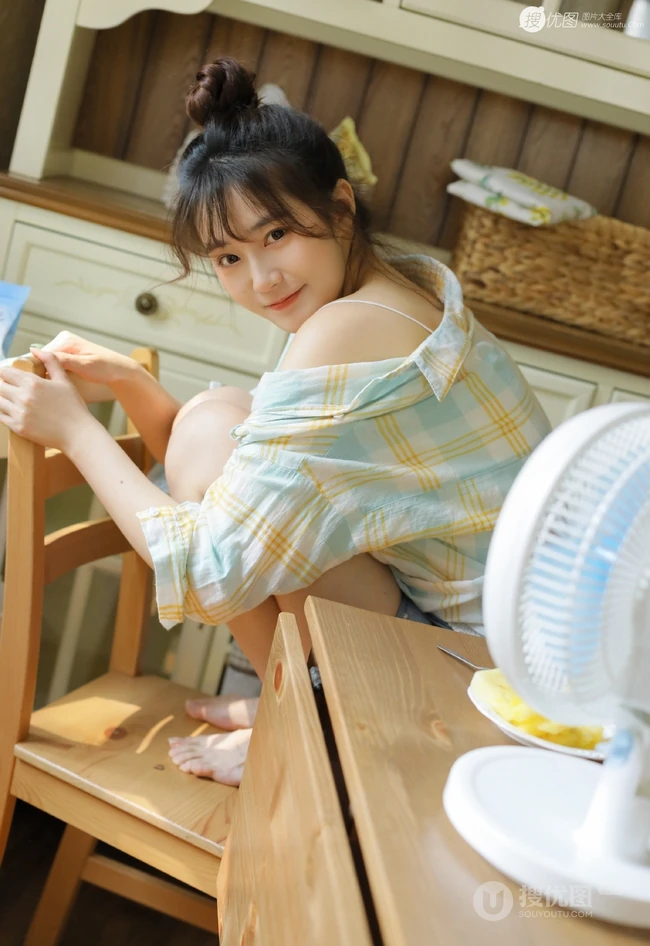 大眼萌可爱丸子头女生十字纹衬衣背心牛仔热裤清新居家写真图片