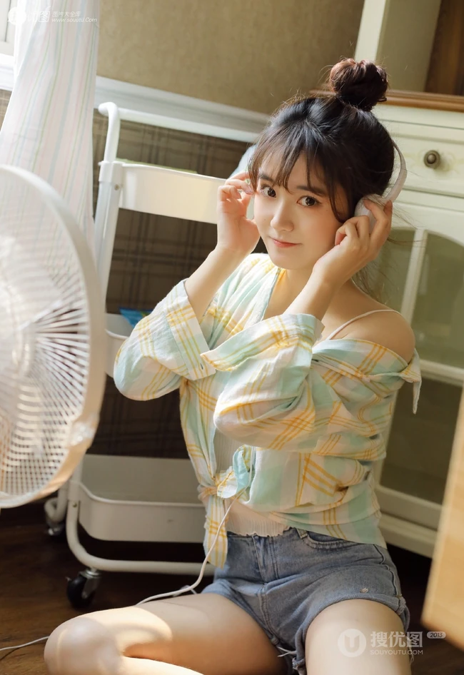 大眼萌可爱丸子头女生十字纹衬衣背心牛仔热裤清新居家写真图片