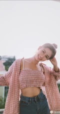 蔡卓宜气质粉色格纹礼裙衣户外写真，尽显腹肌完美纤细线条
