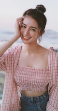 蔡卓宜气质粉色格纹礼裙衣户外写真，尽显腹肌完美纤细线条