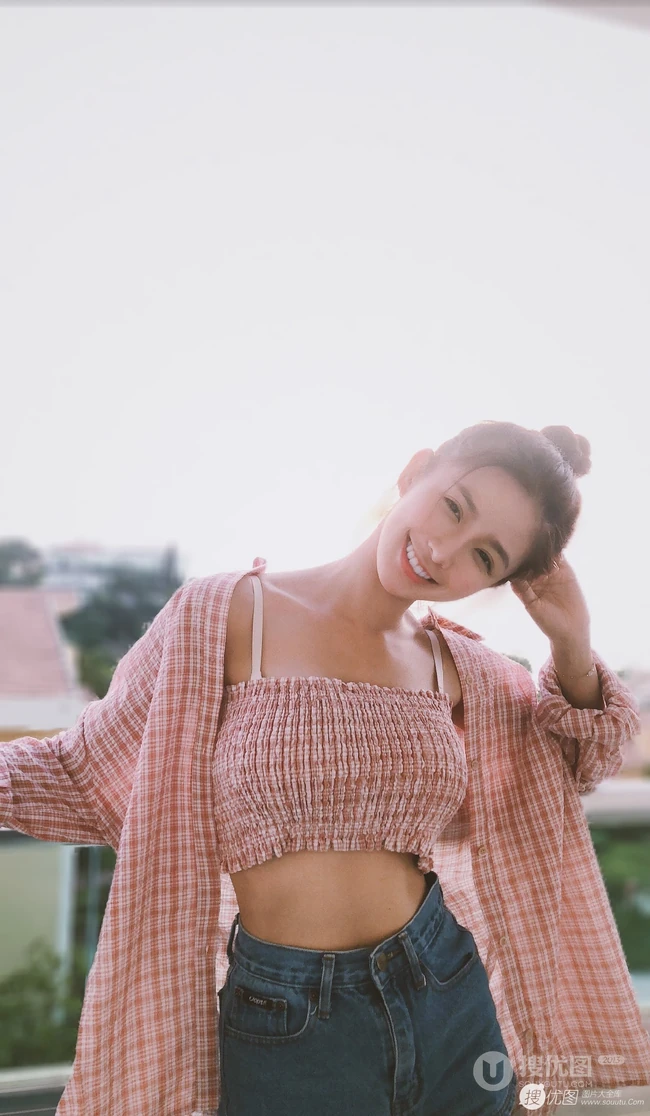 蔡卓宜气质粉色格纹礼裙衣户外写真，尽显腹肌完美纤细线条