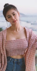 蔡卓宜气质粉色格纹礼裙衣户外写真，尽显腹肌完美纤细线条