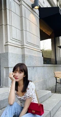 孟子义清新低领小碎花T恤搭牛仔裤气质街拍写真图片