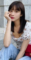 孟子义清新低领小碎花T恤搭牛仔裤气质街拍写真图片