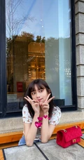 孟子义清新低领小碎花T恤搭牛仔裤气质街拍写真图片