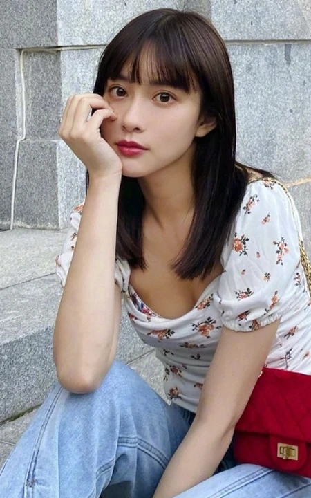 孟子义清新低领小碎花T恤搭牛仔裤气质街拍写真图片