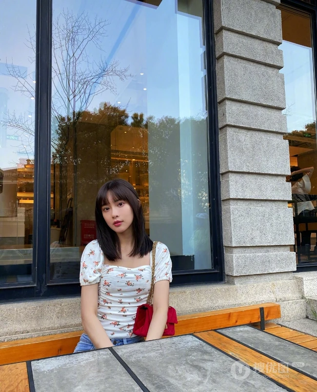 孟子义清新低领小碎花T恤搭牛仔裤气质街拍写真图片