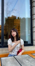 孟子义清新低领小碎花T恤搭牛仔裤气质街拍写真图片