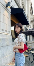 孟子义清新低领小碎花T恤搭牛仔裤气质街拍写真图片