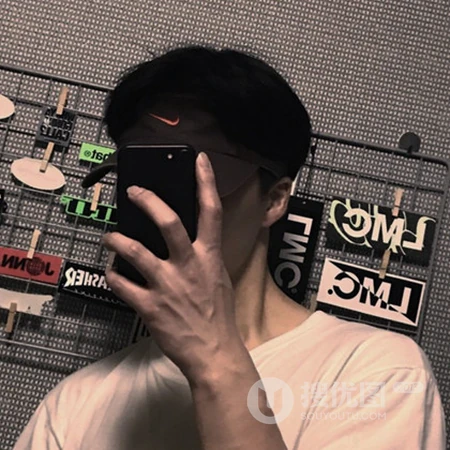 拿着手机自拍的小帅哥头像图片