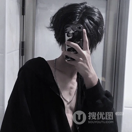 拿着手机自拍的小帅哥头像图片
