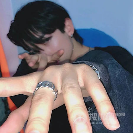 拽拽酷酷的小哥哥头像，年轻就是要听自己的