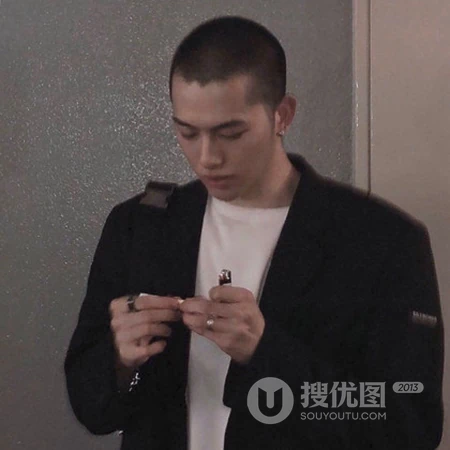 拽拽酷酷的小哥哥头像，年轻就是要听自己的
