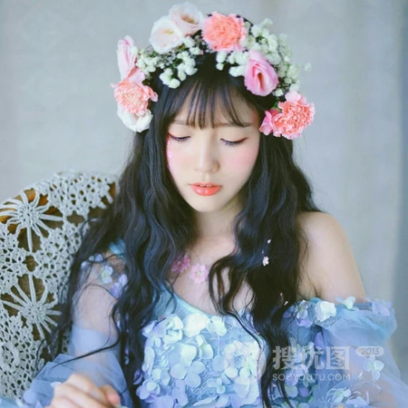 头戴花环的女生个性头像，人如花美