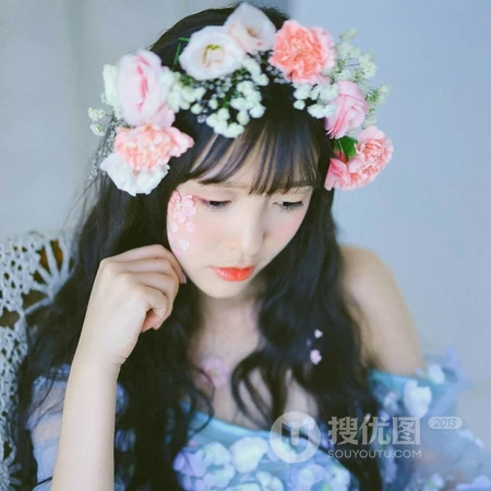 头戴花环的女生个性头像，人如花美