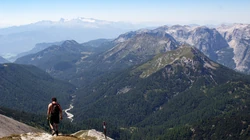 站在大山顶端傲视群山的唯美森林风景图片