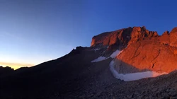 站在大山顶端傲视群山的唯美森林风景图片