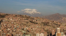 站在大山顶端傲视群山的唯美森林风景图片